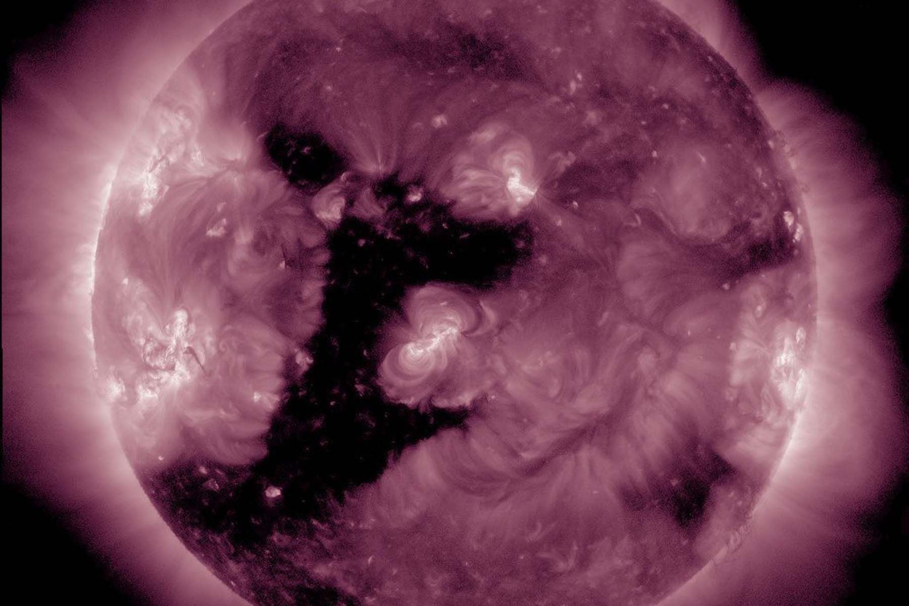 Огромная корональная дыра на Солнце. © Лаборатория солнечной астрономии (XRAS), Telegram