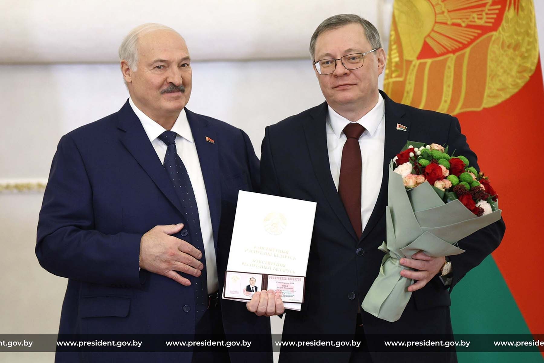 Президент Беларуси Александр Лукашенко и председатель Верховного суда Беларуси Андрей Швед