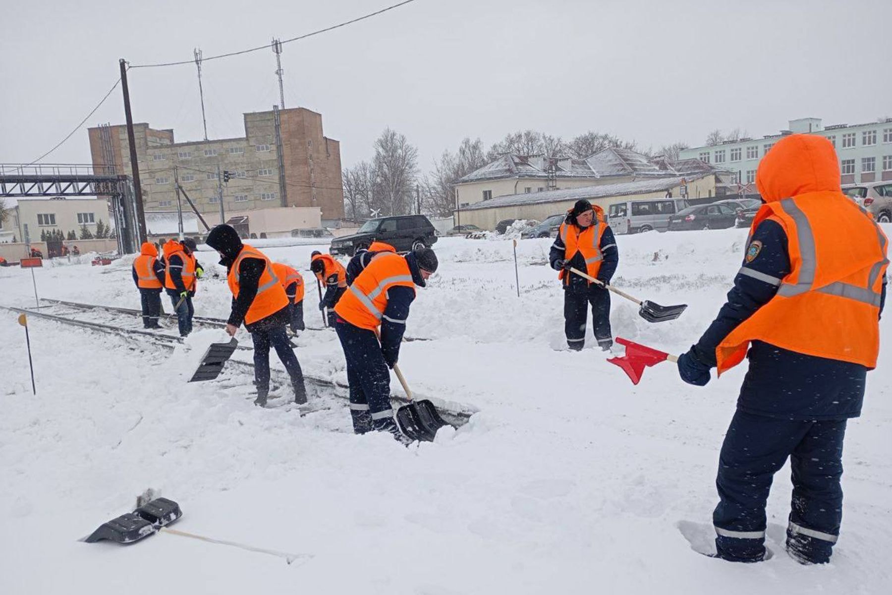 Работники БЖД очищают пути от снега.