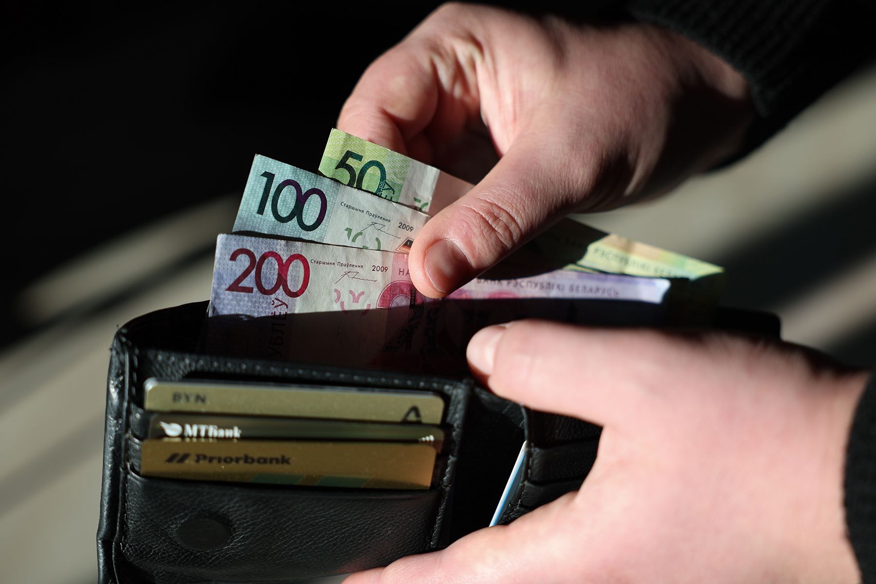 Мужчина держит кошелек