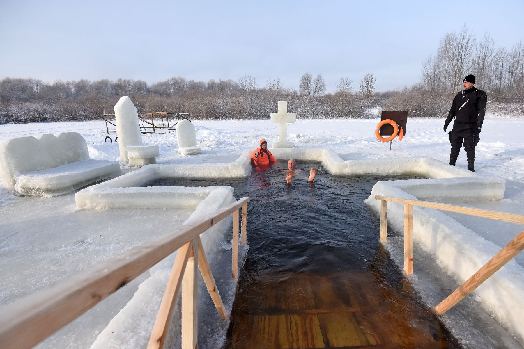 Обряд окунания в купель в Ветке. © Мария Амелина, Times.by