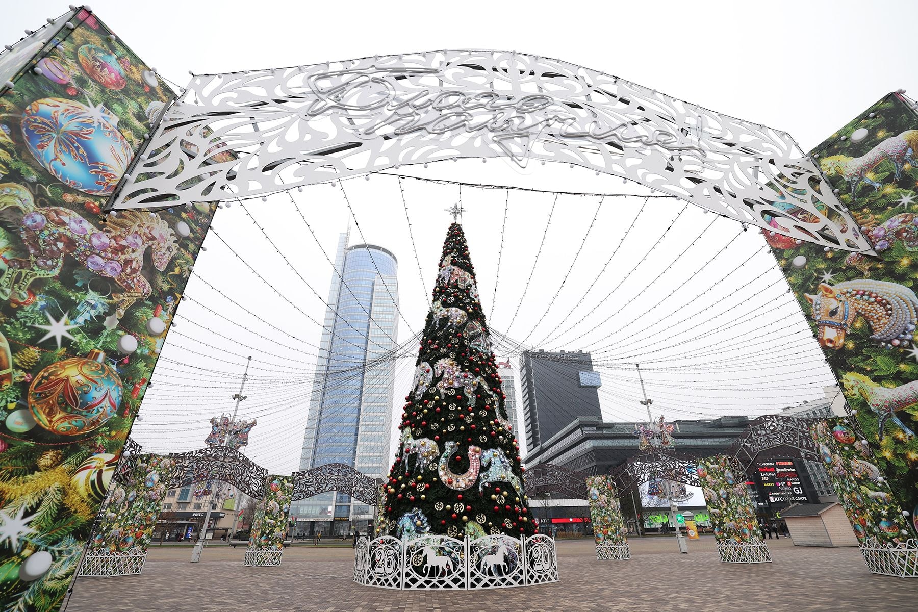 Елка у Дворца спорта