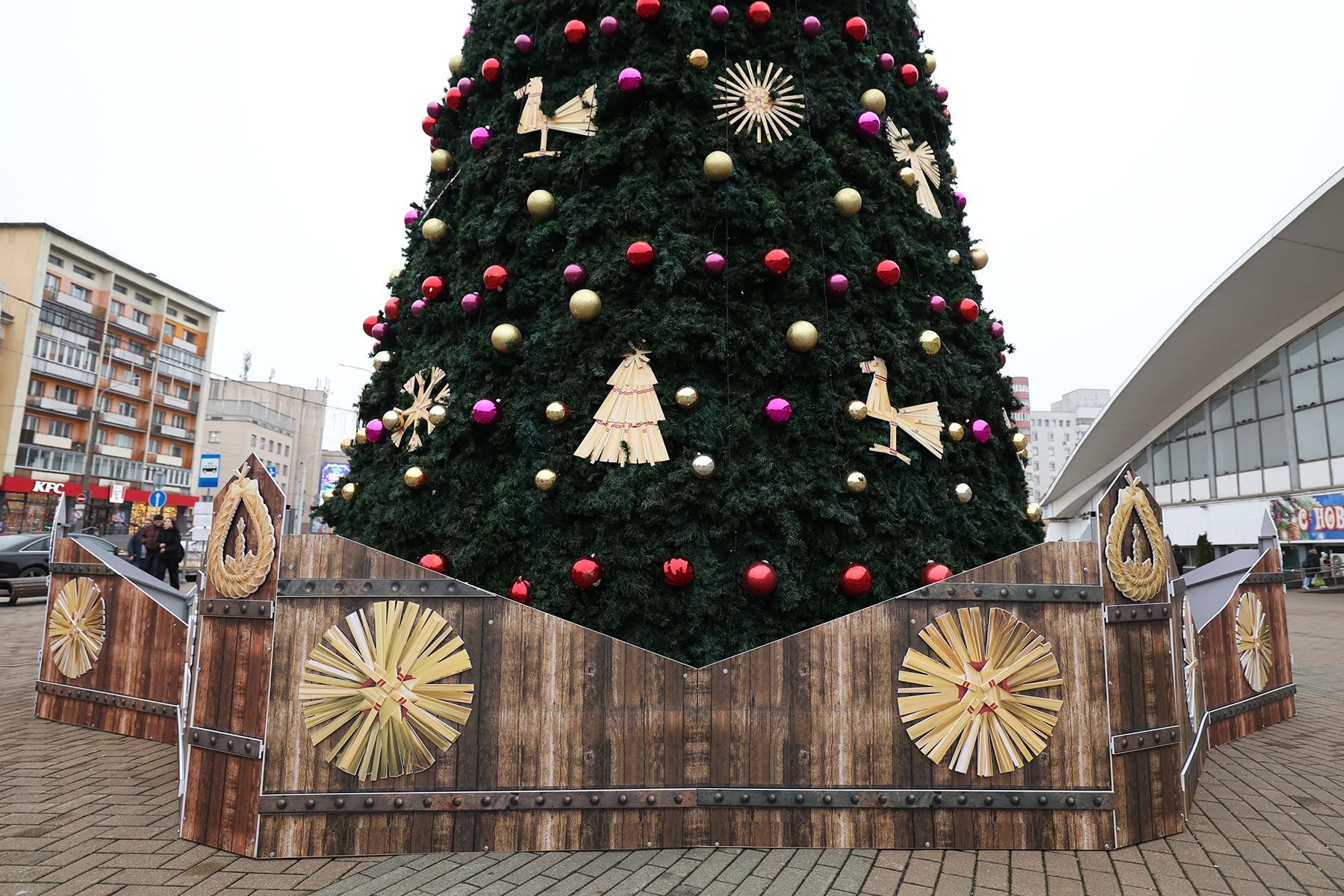 Елка на Комаровском рынке