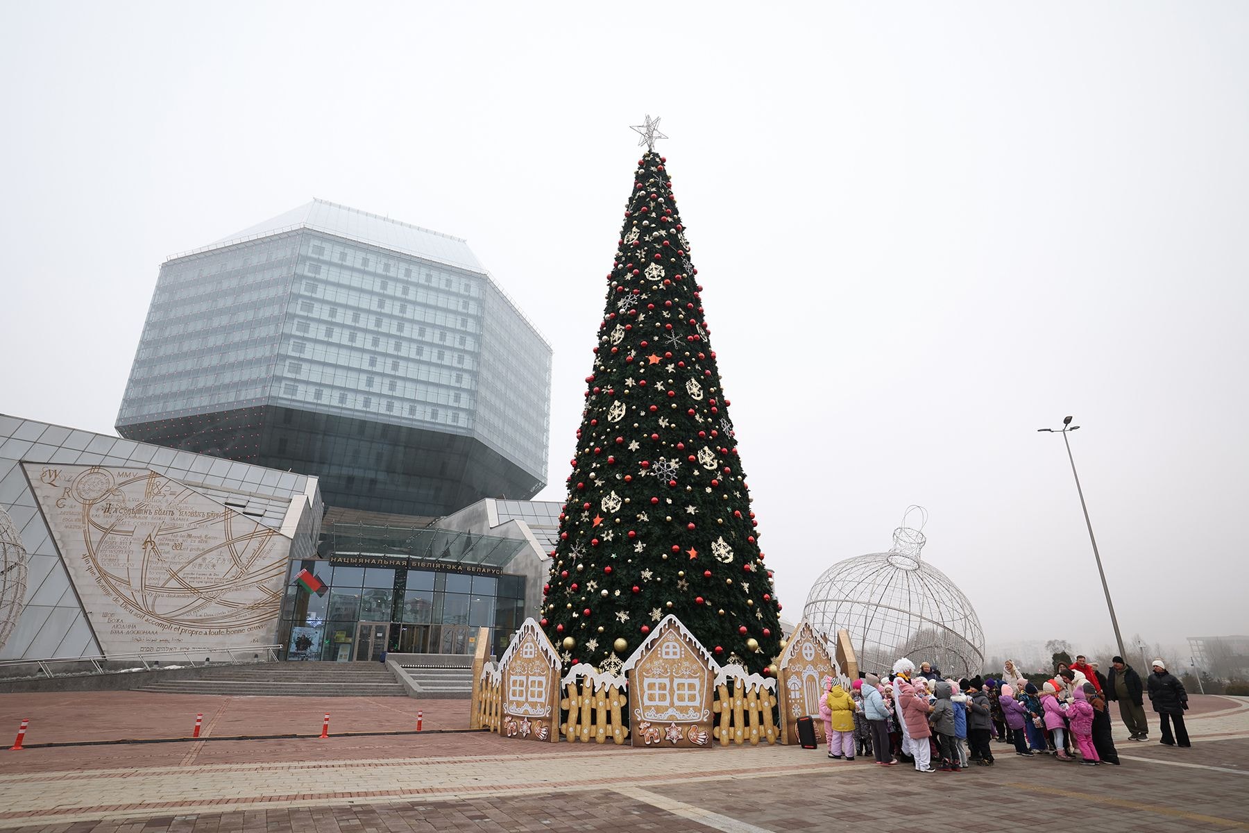 Елка у Национальной библиотеки