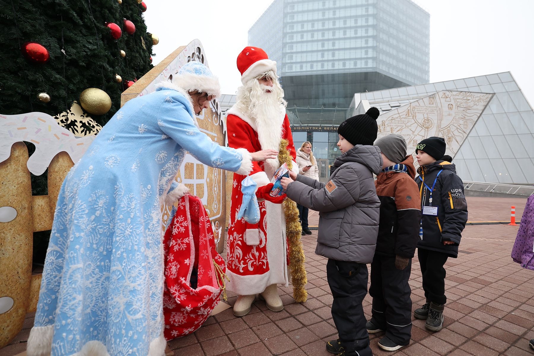 Елка у Национальной библиотеки