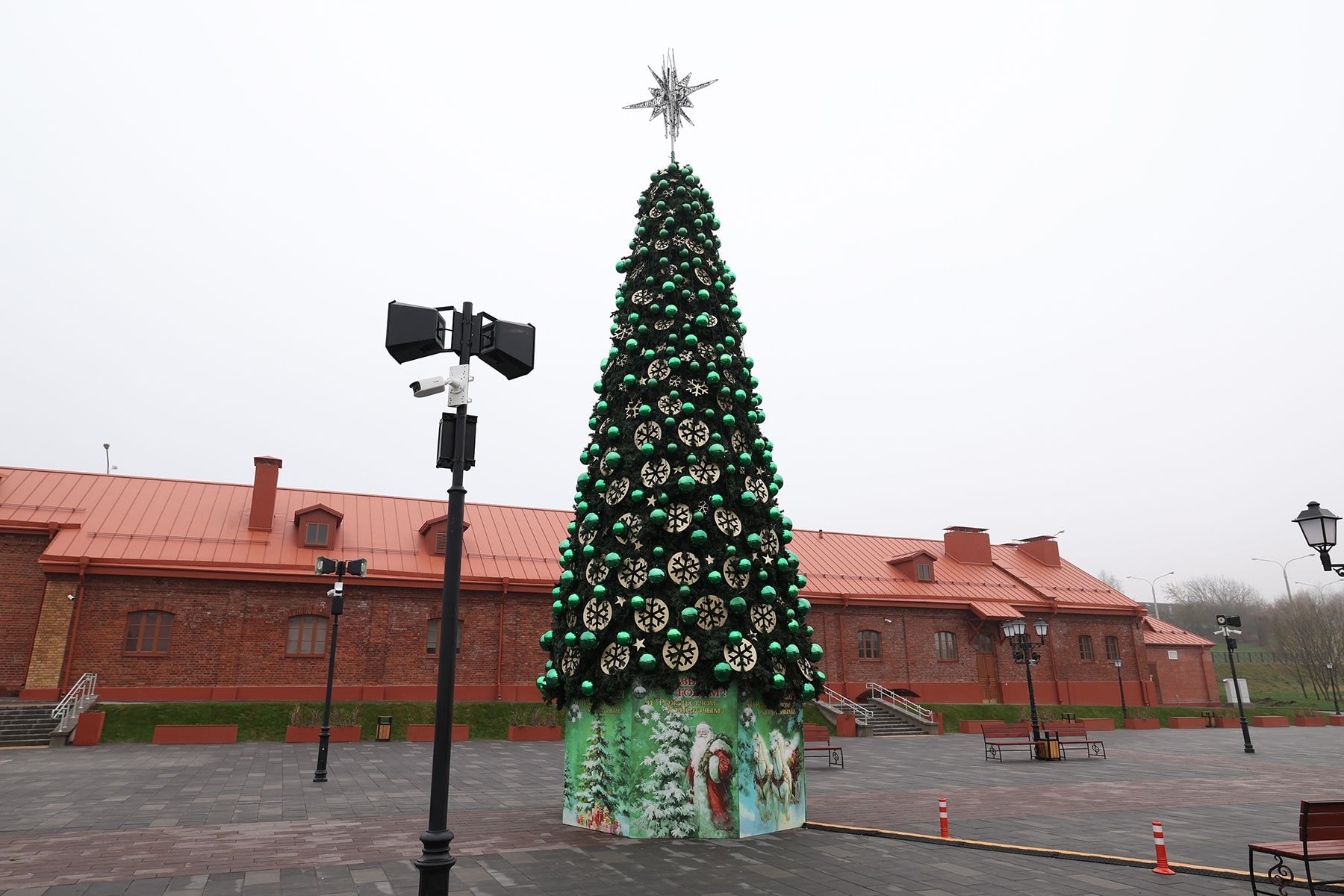 Елка в культурно-историческом комплексе «Лошицкий».