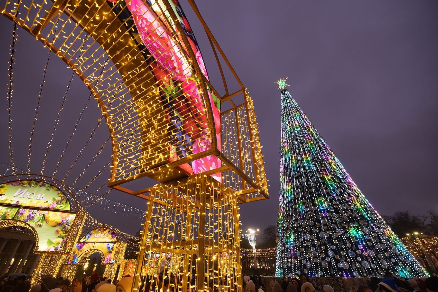 Елка на пл.Октябрьская