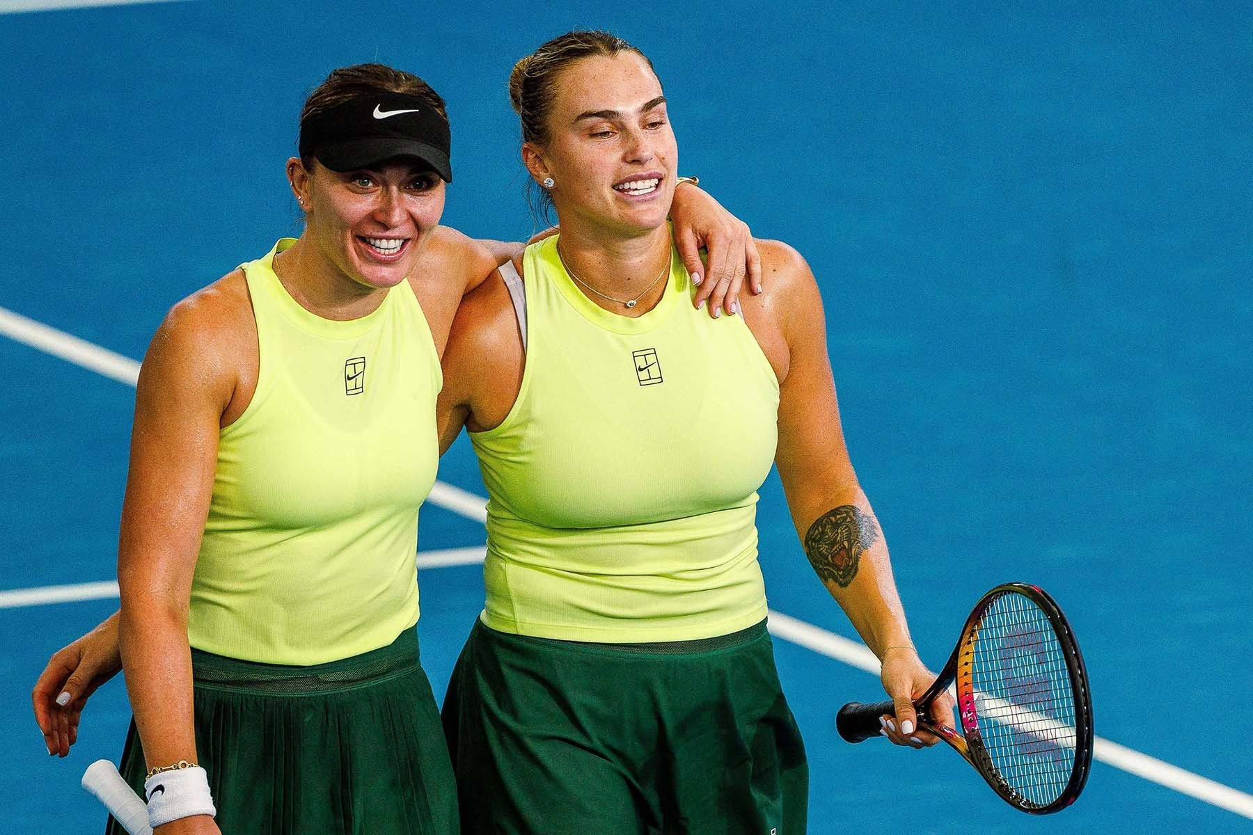 Теннисистки Паула Бадоса (слева) и Арина Соболенко