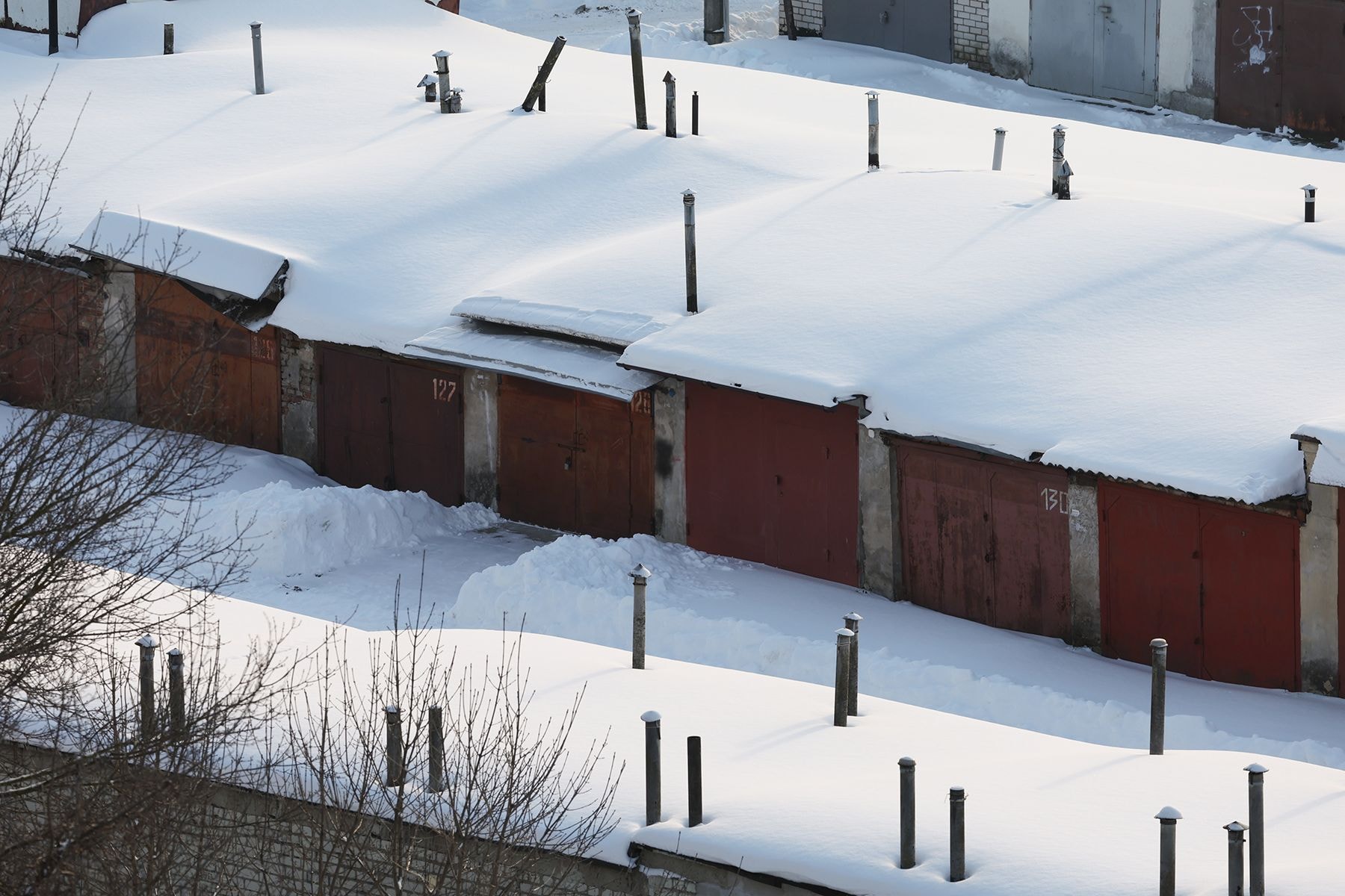 Снег на крышах гаражей