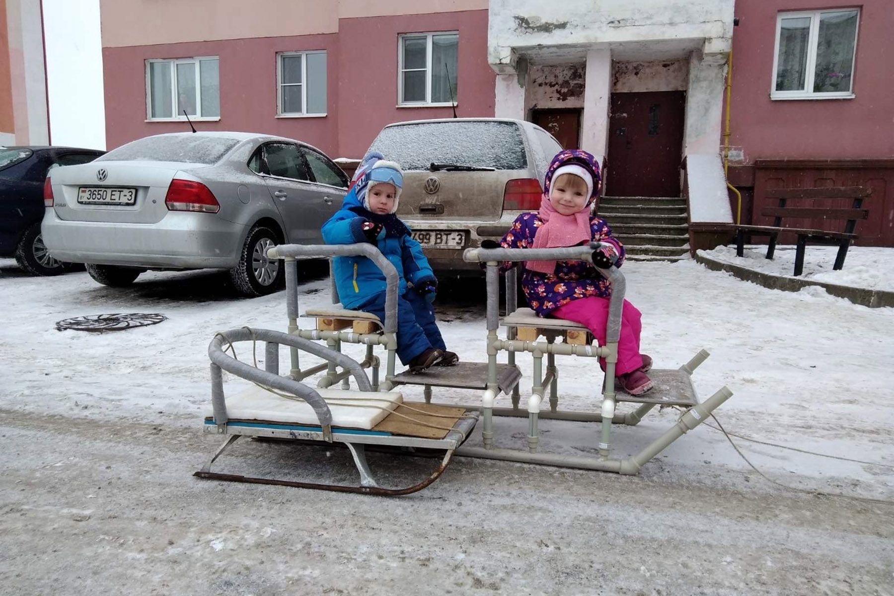 Первыми санки семь лет назад испытали двойняшки Александра – Никита и Ксения. © Личный архив героя