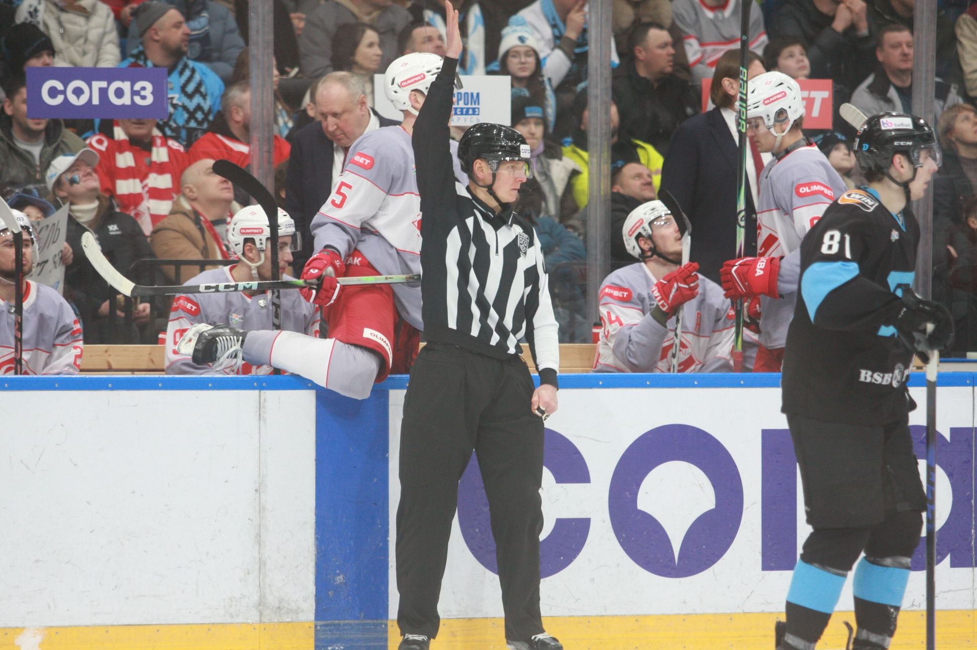 Игровой момент матча