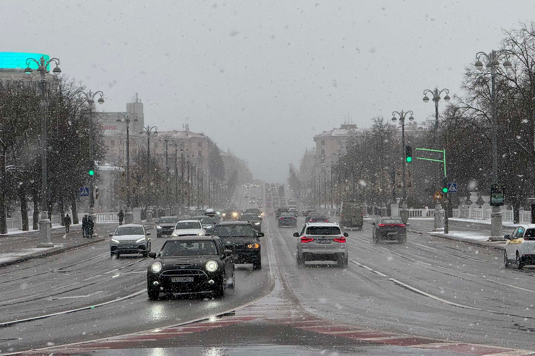 Машины в городе. © Павел Орловский, Times.by