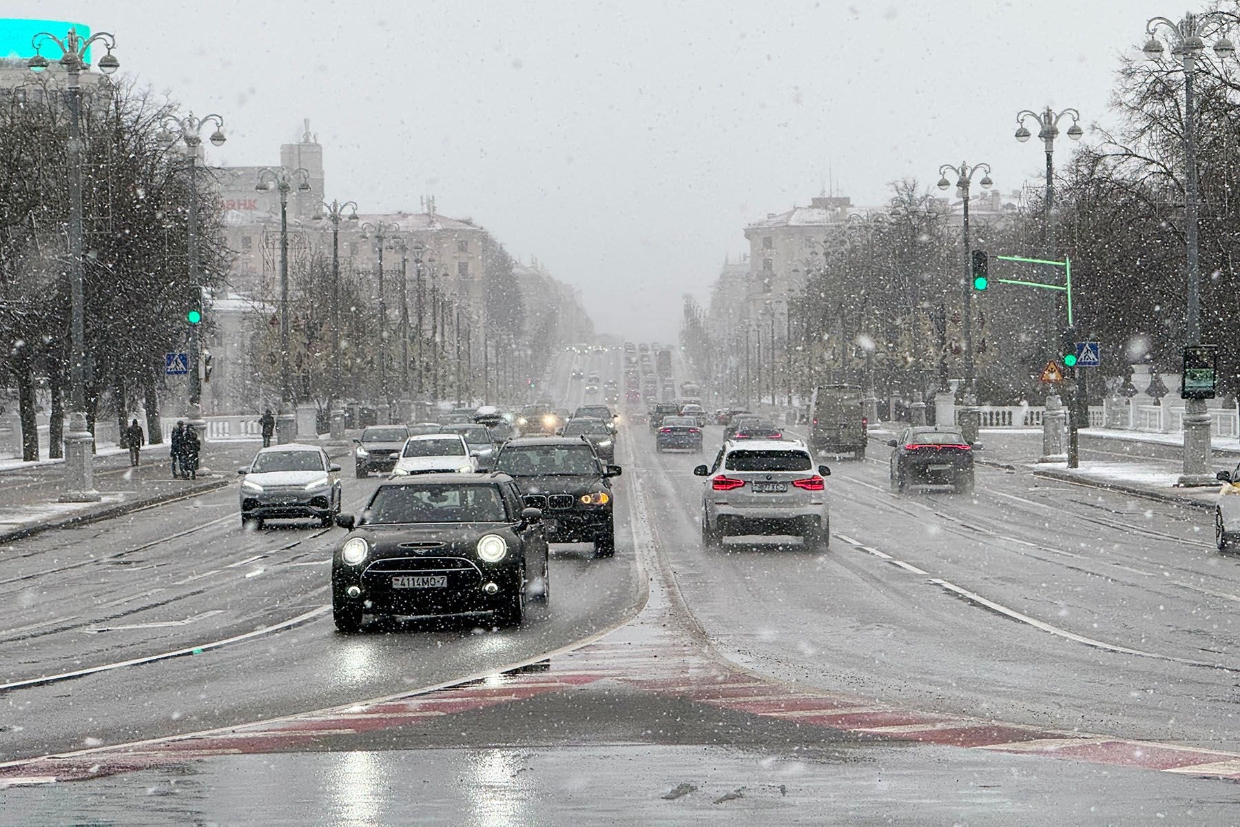 Автомобили на проспекте Независимости в Минске. © Павел Орловский, Times.by