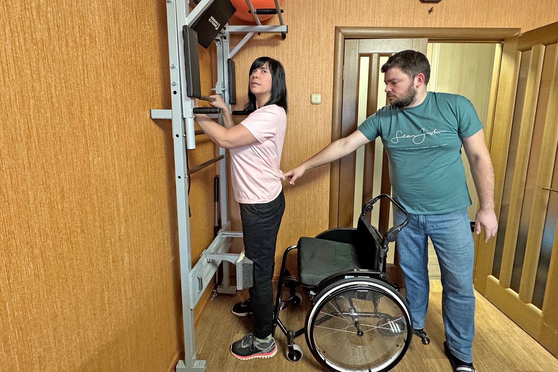 Татьяна Бойничева у домашнего тренажера. Рядом сын Михаил. © Мария Амелина, Times.by