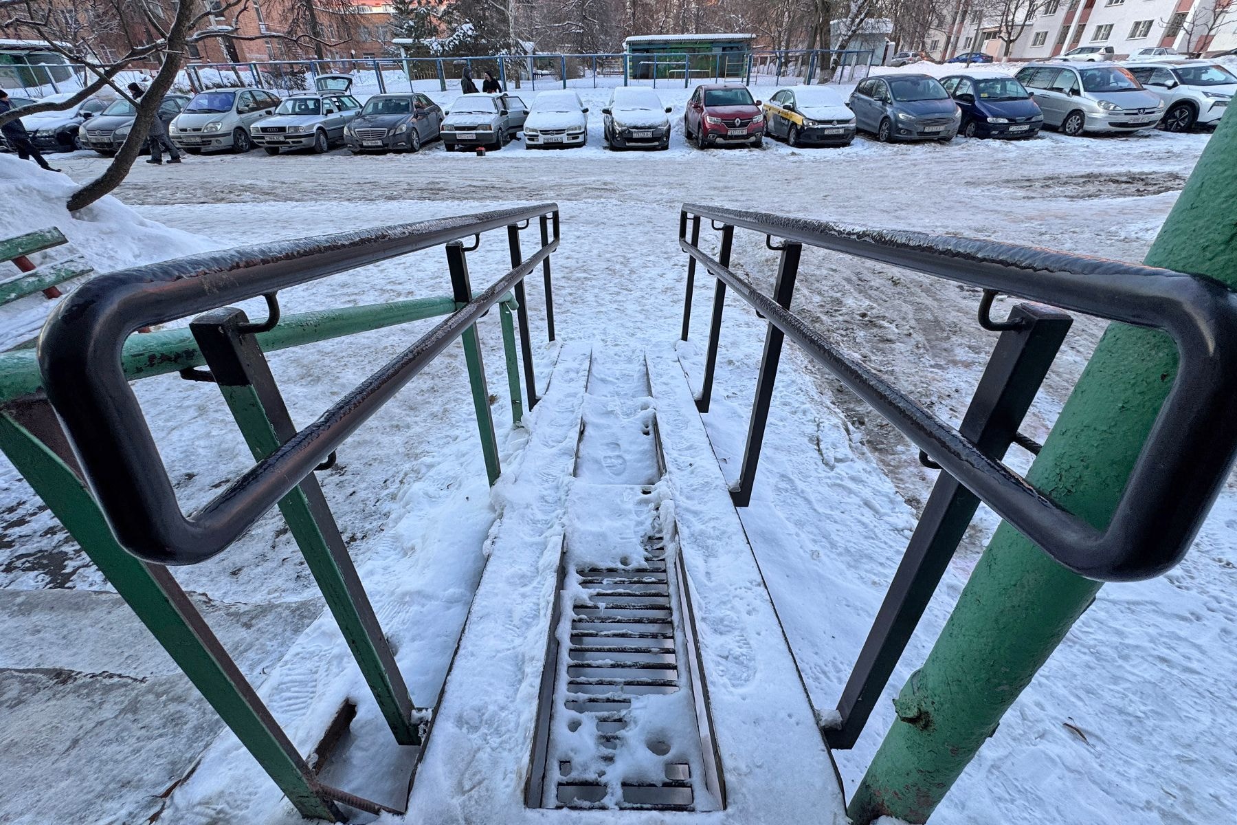 Новый пандус у входа в подъезд Татьяны Бойничевой. © Мария Амелина, Times.by