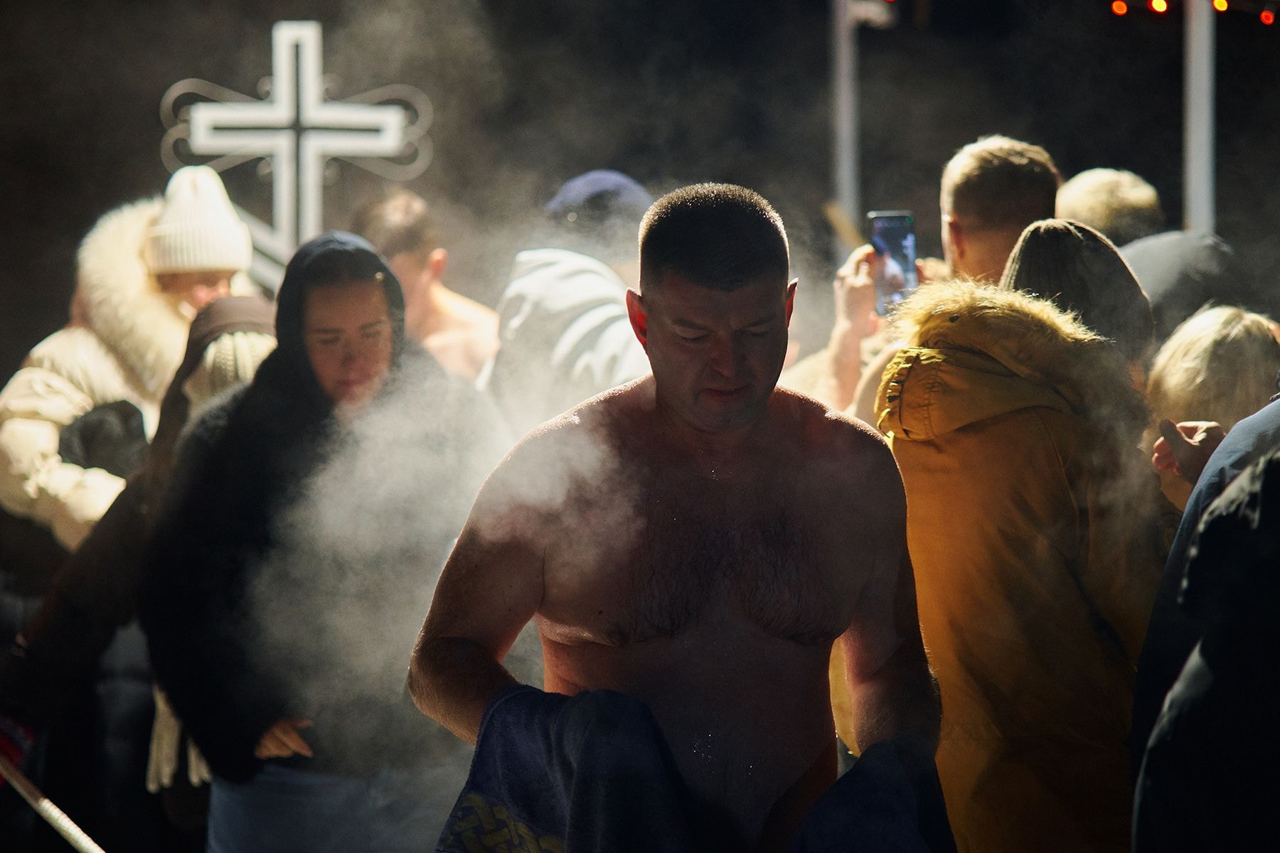 Окунание в прорубь в Крещенский сочельник на Цнянском водохранилище в Минске. © Times.by