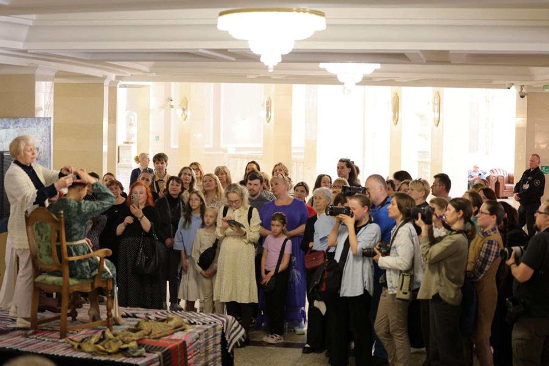 Мастер-класс по завязыванию намитки. © Большой театр Беларуси 