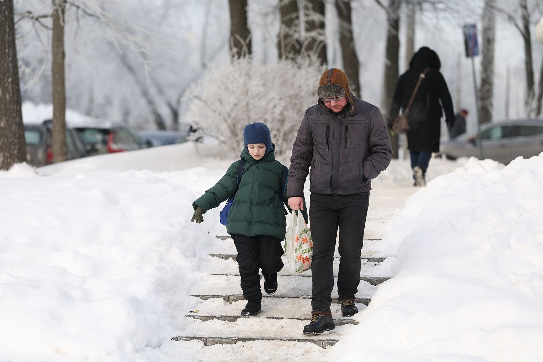 Папа с сыном на улице