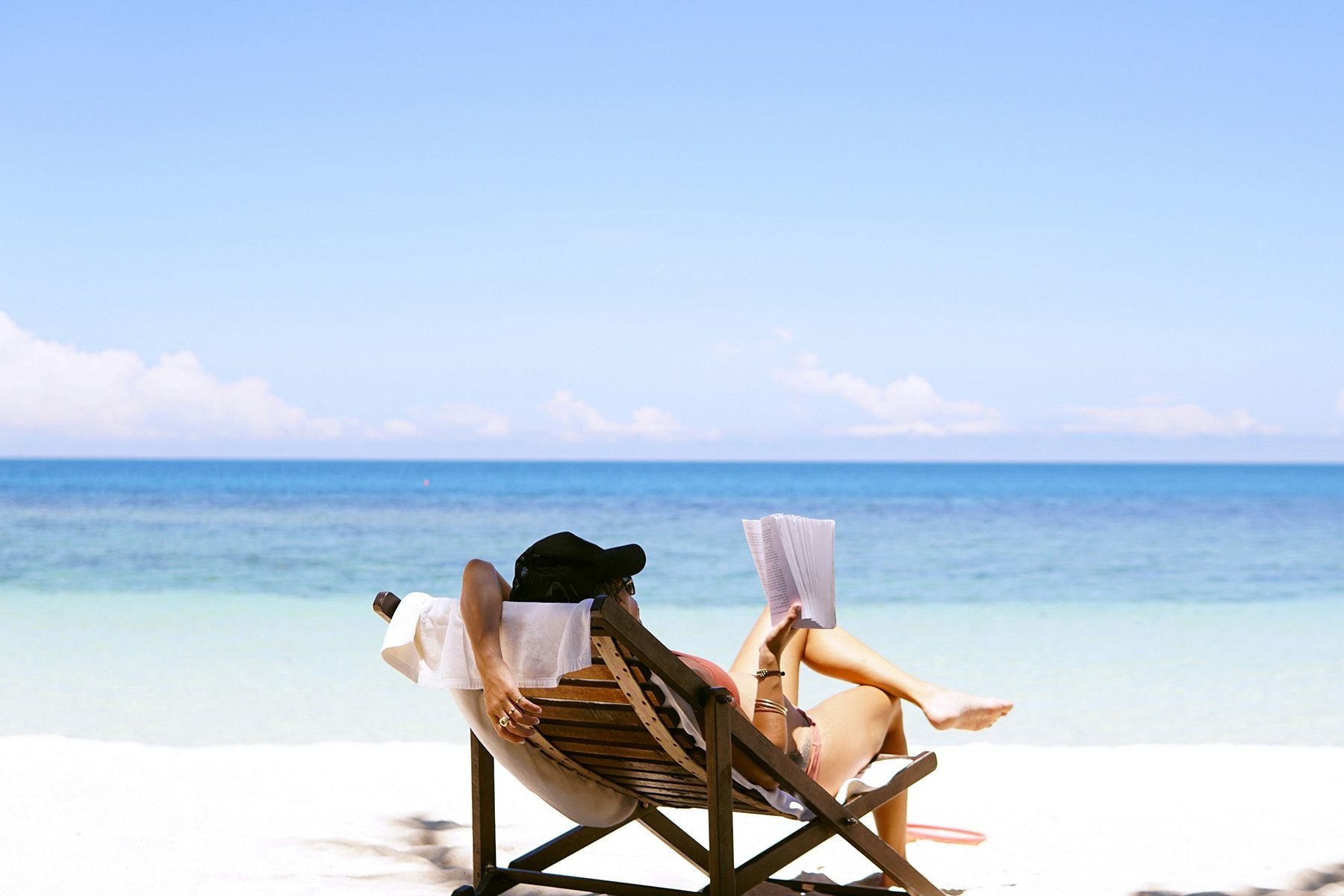 Девушка читает на пляже