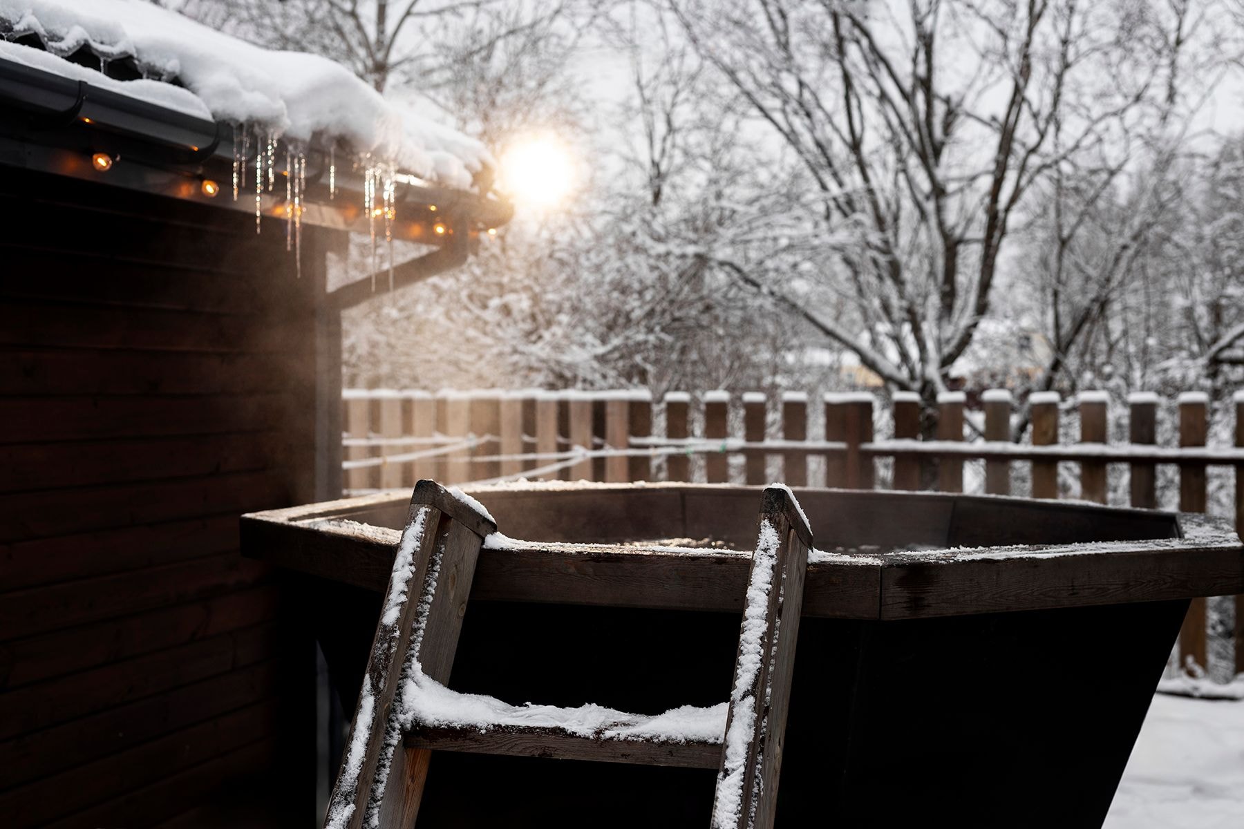 Снег и сосульки на крыше дома