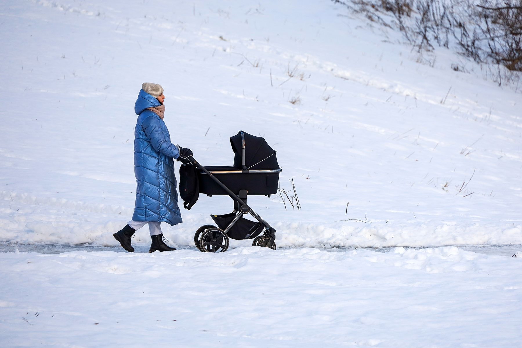 Женщина с детской коляской