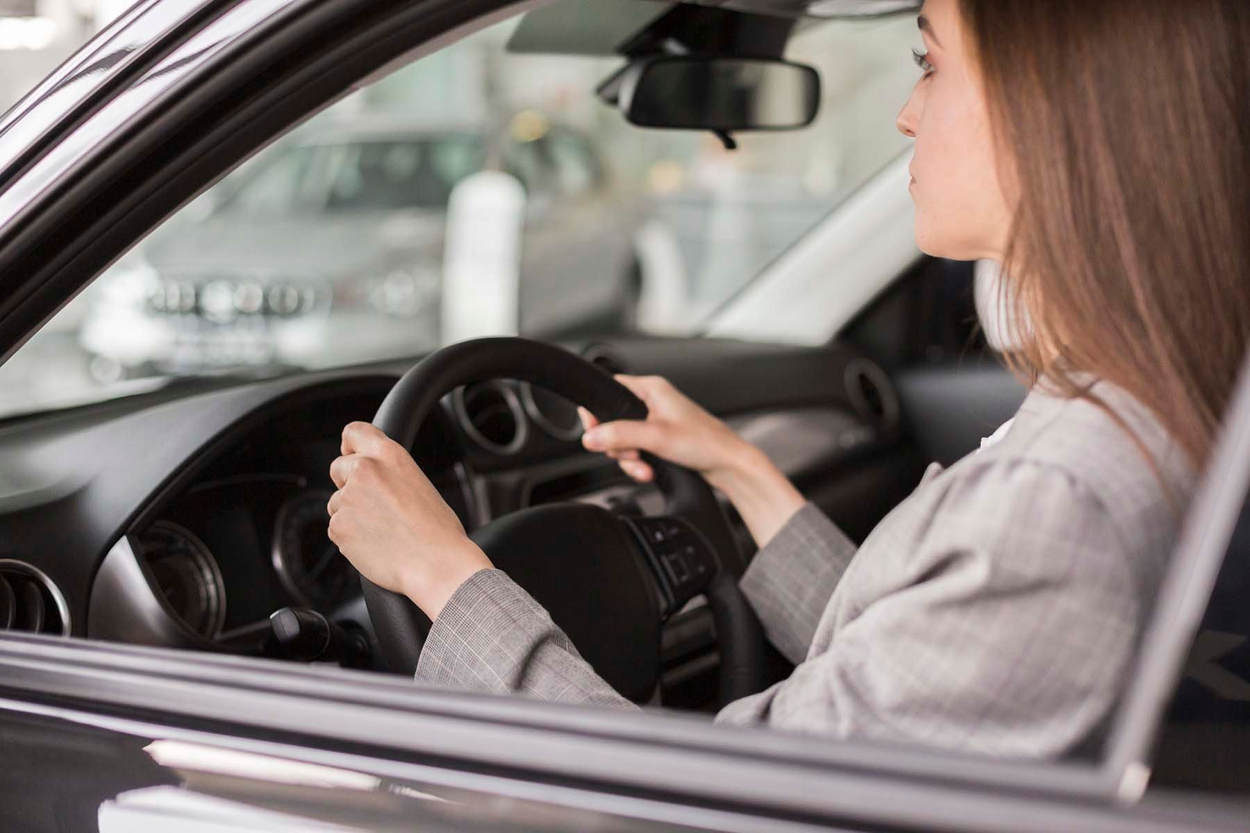 Женщина за рулем
