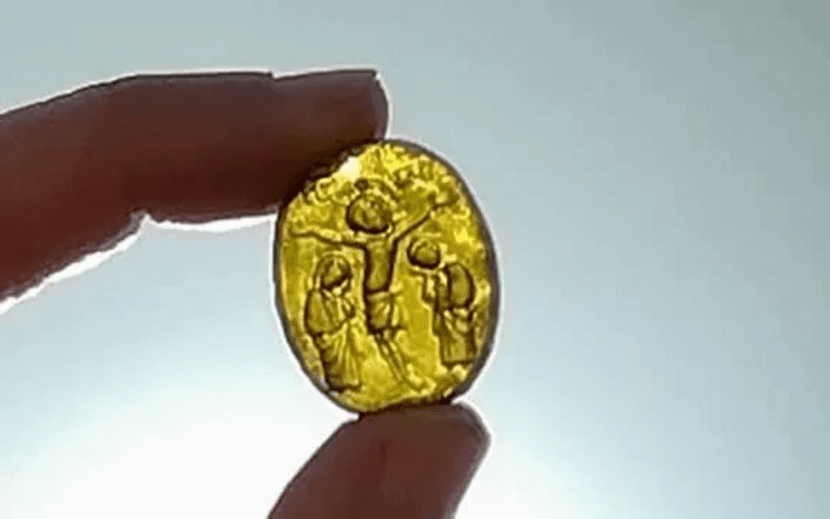 Стеклянное православное распятие XIII века 