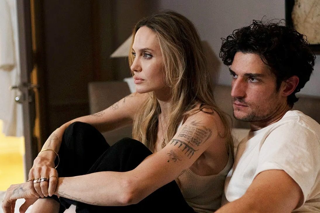 Анджелина Джоли и Луи Гаррель в фильме «Кутюр». © Pathé (2025)