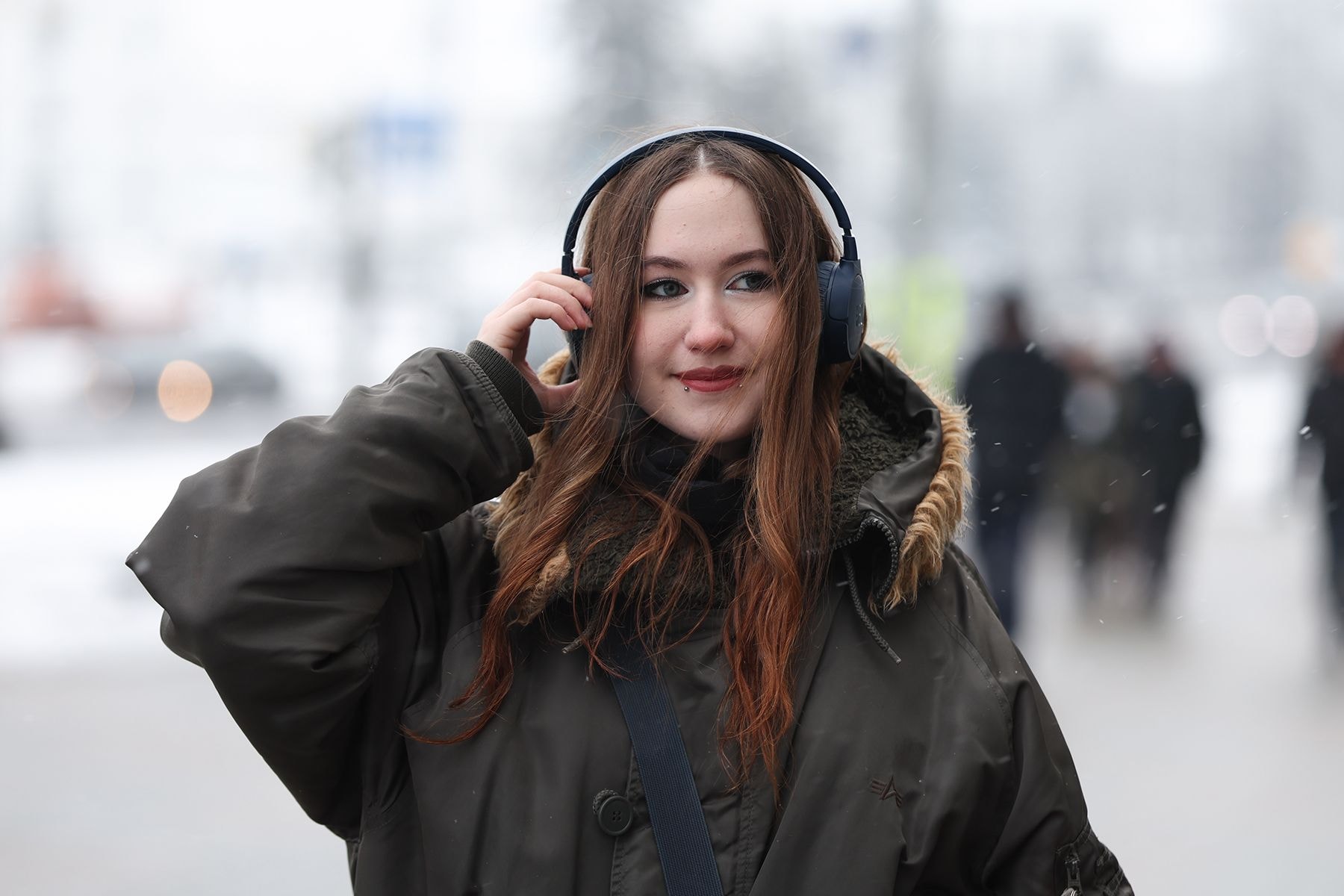 девушка с наушниками