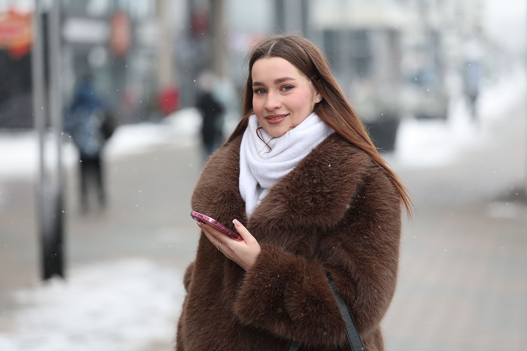 девушка с телефоном