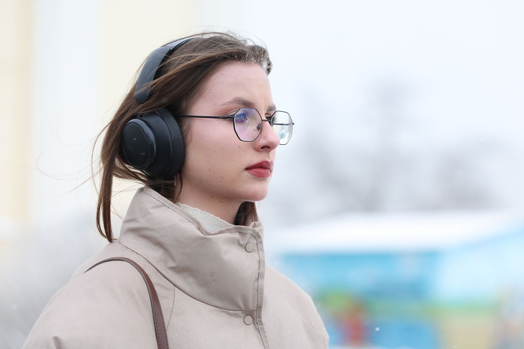 девушка в наушниках