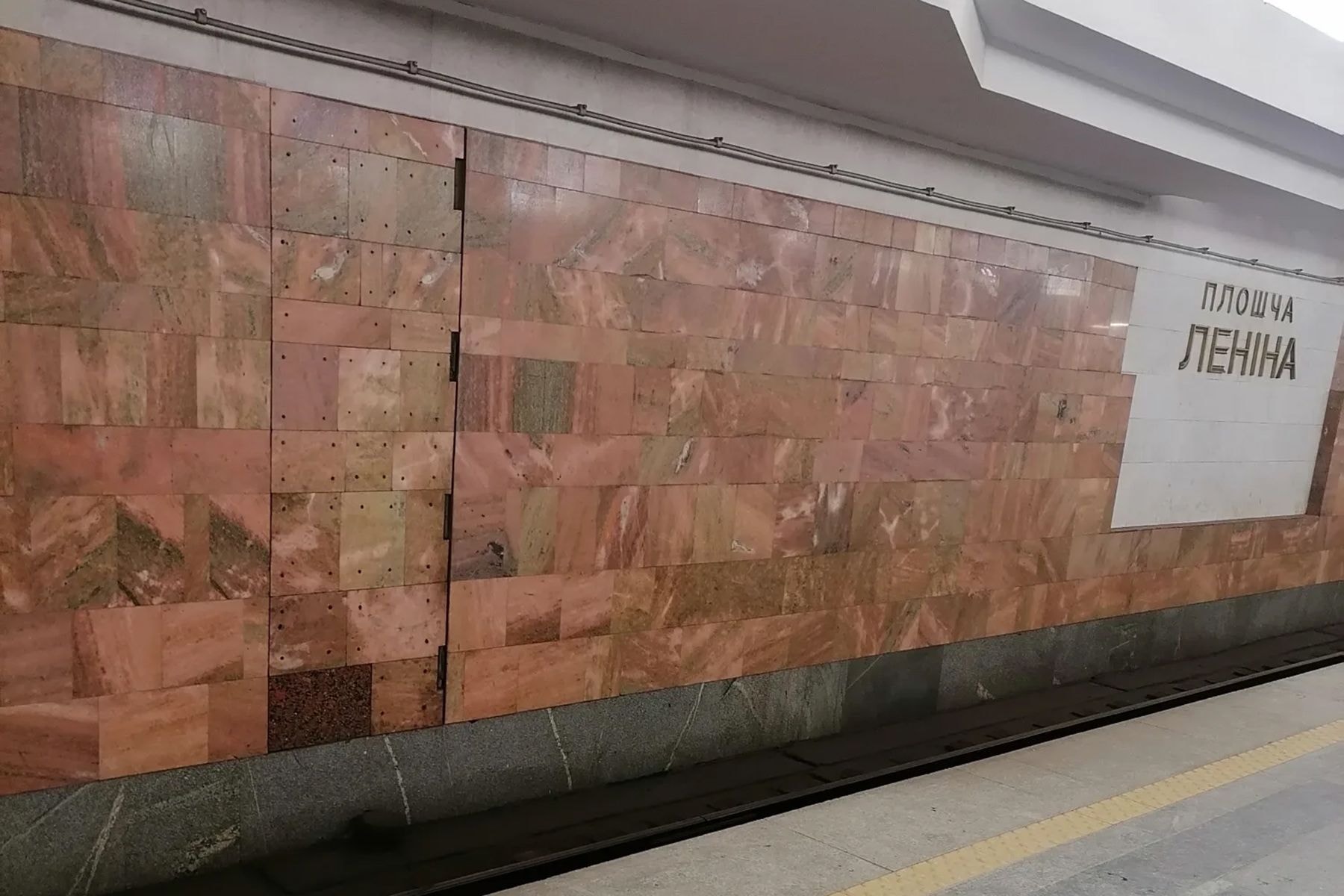 «Тайная дверь» на станции «Площадь Ленина» в Минском метрополитене.  © katerinazlydzen, threads.com