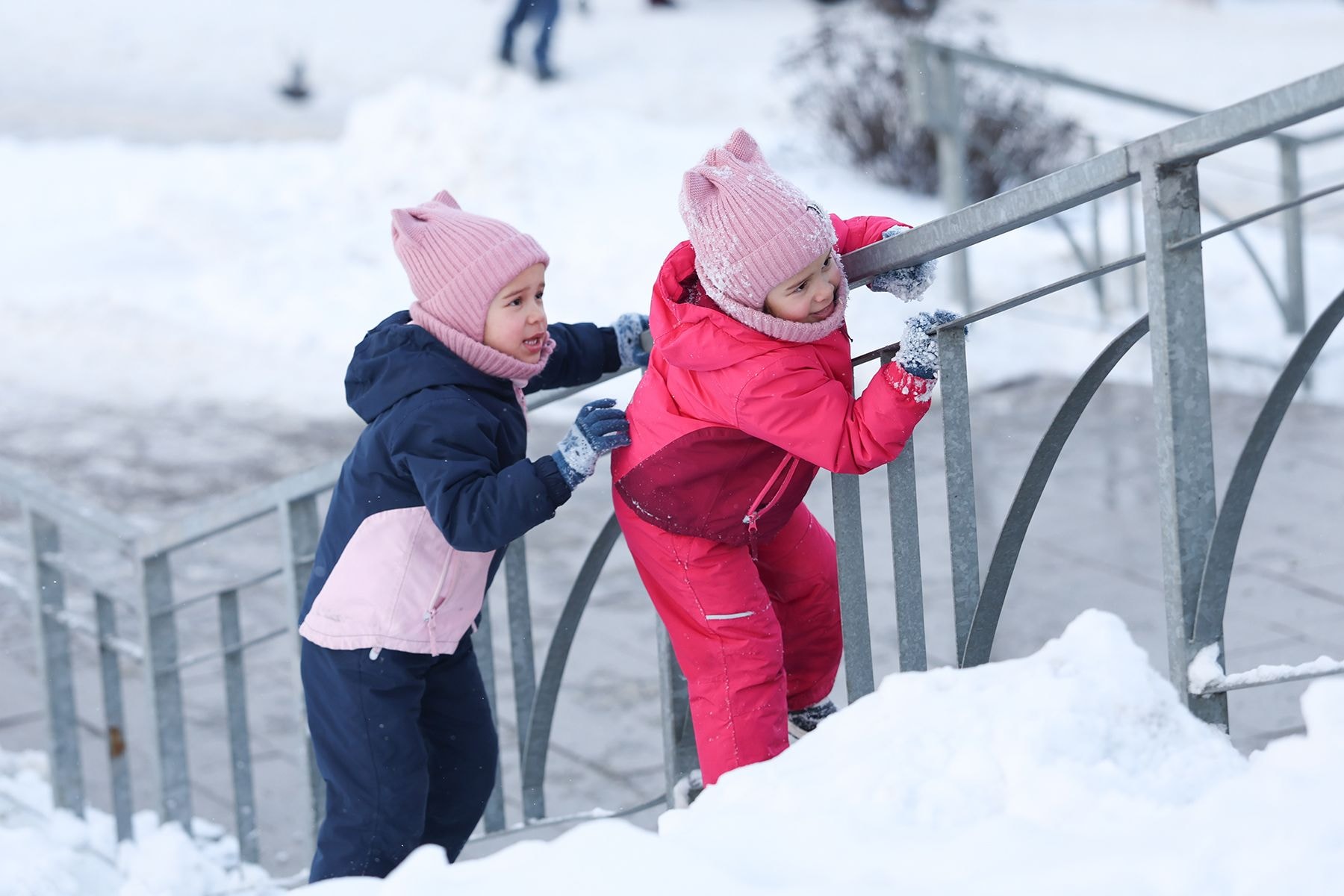 Дети играют в снегу