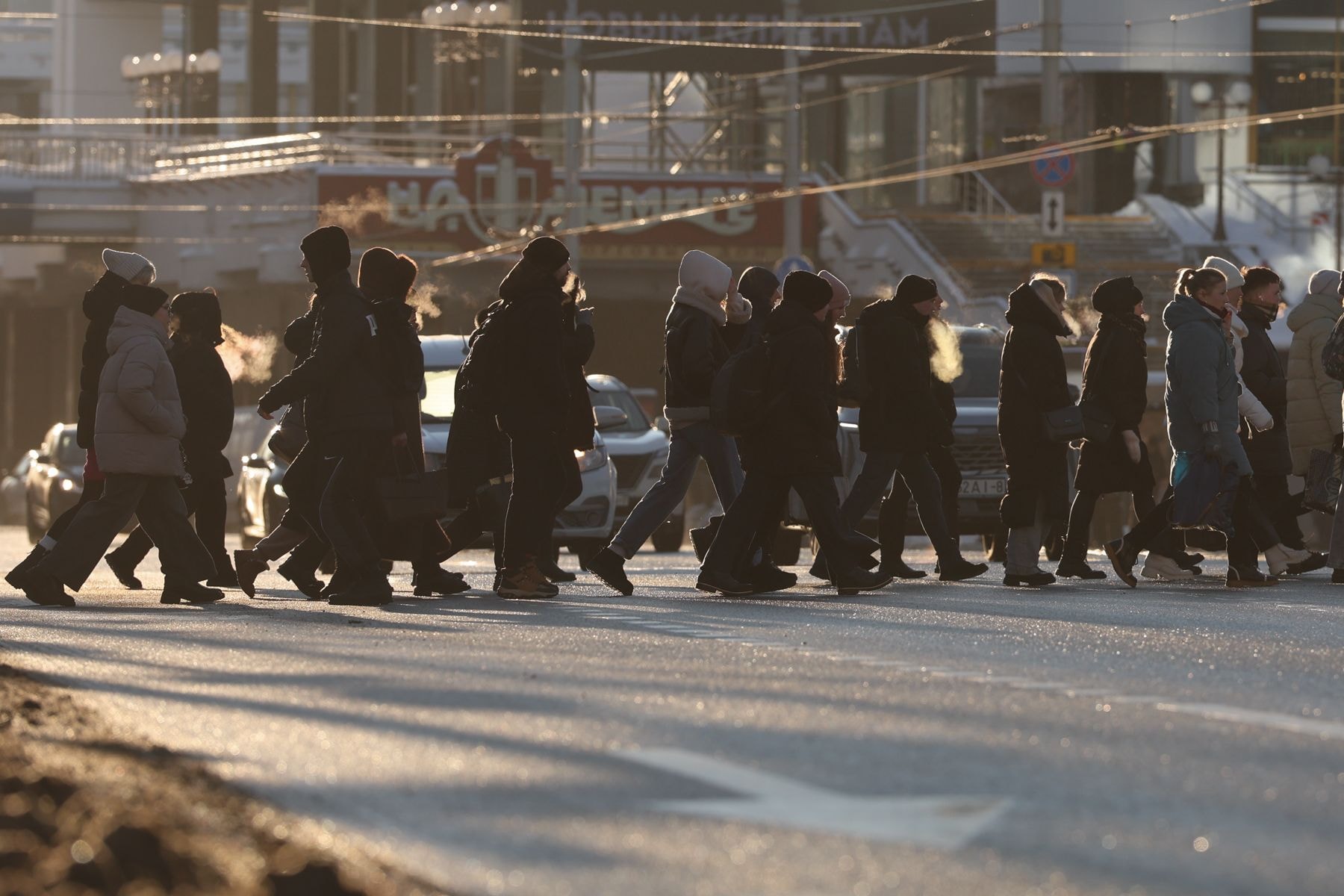 Люди на пешеходном переходе