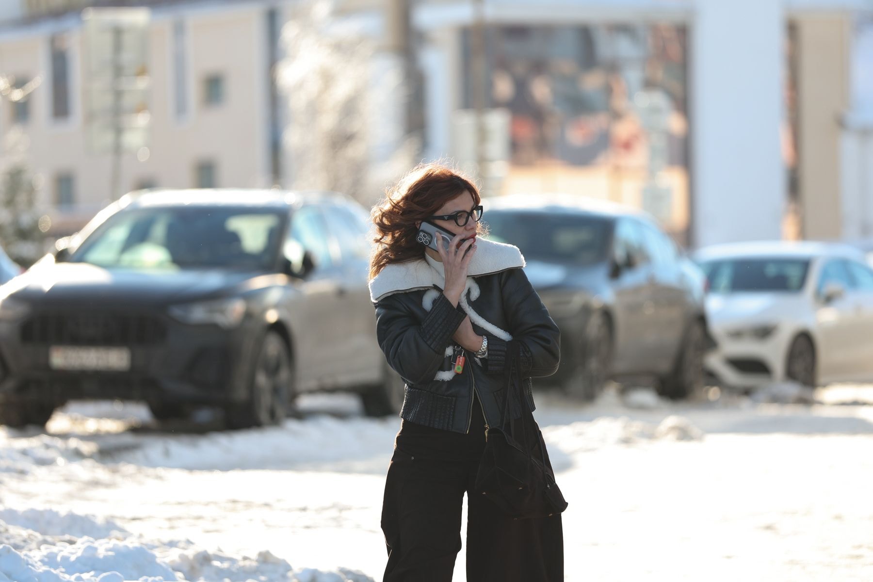 Девушка с телефоном