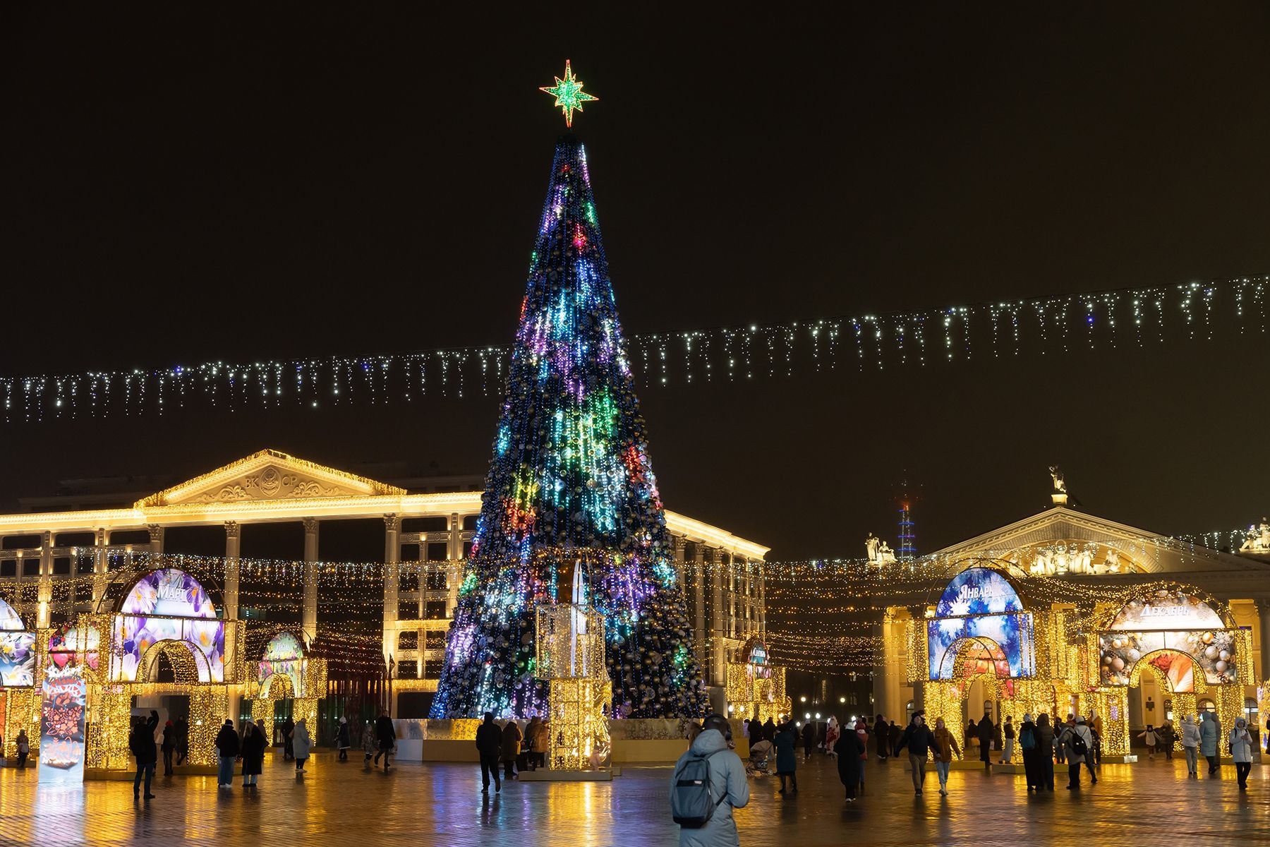 Главная елка на Октябрьской площади