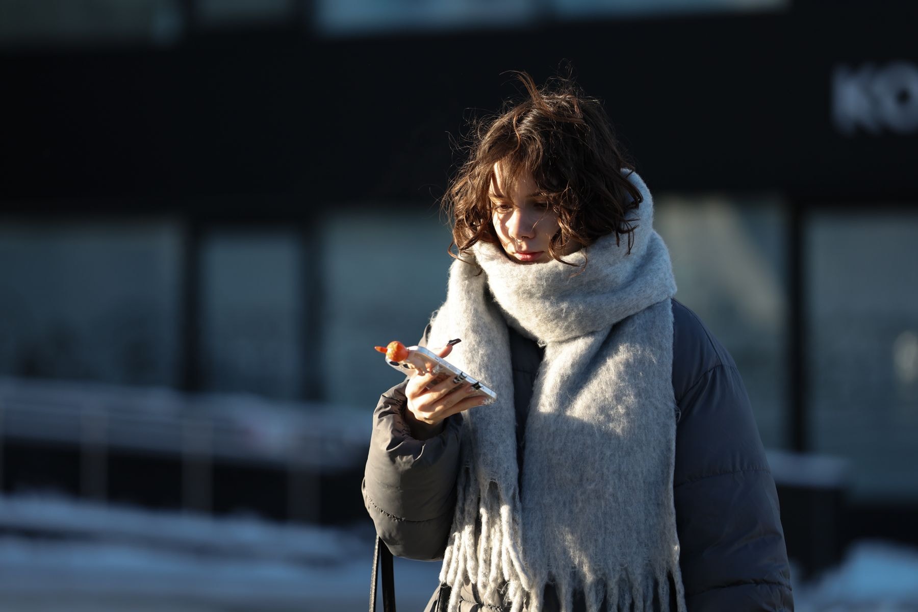 Девушка с телефоном