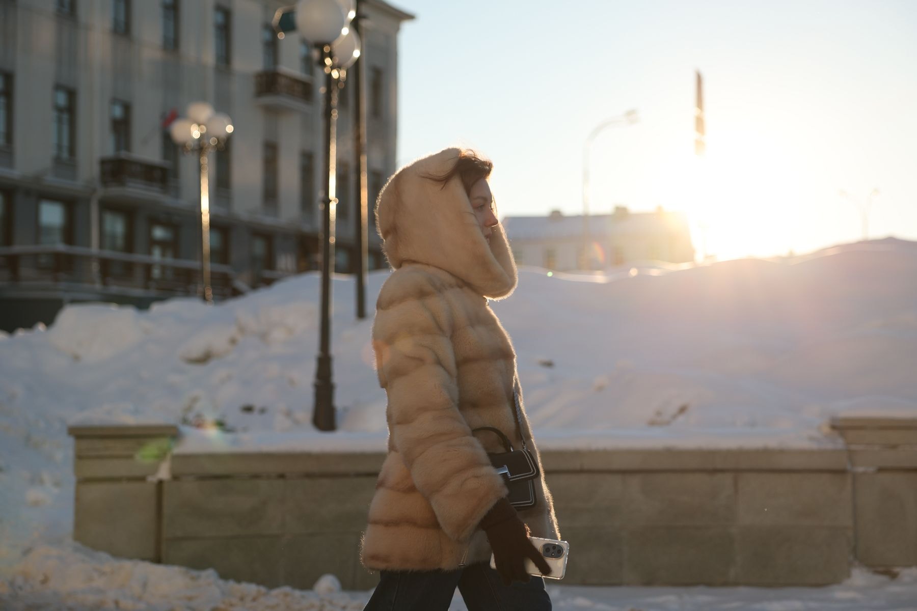 Девушка в полушубке