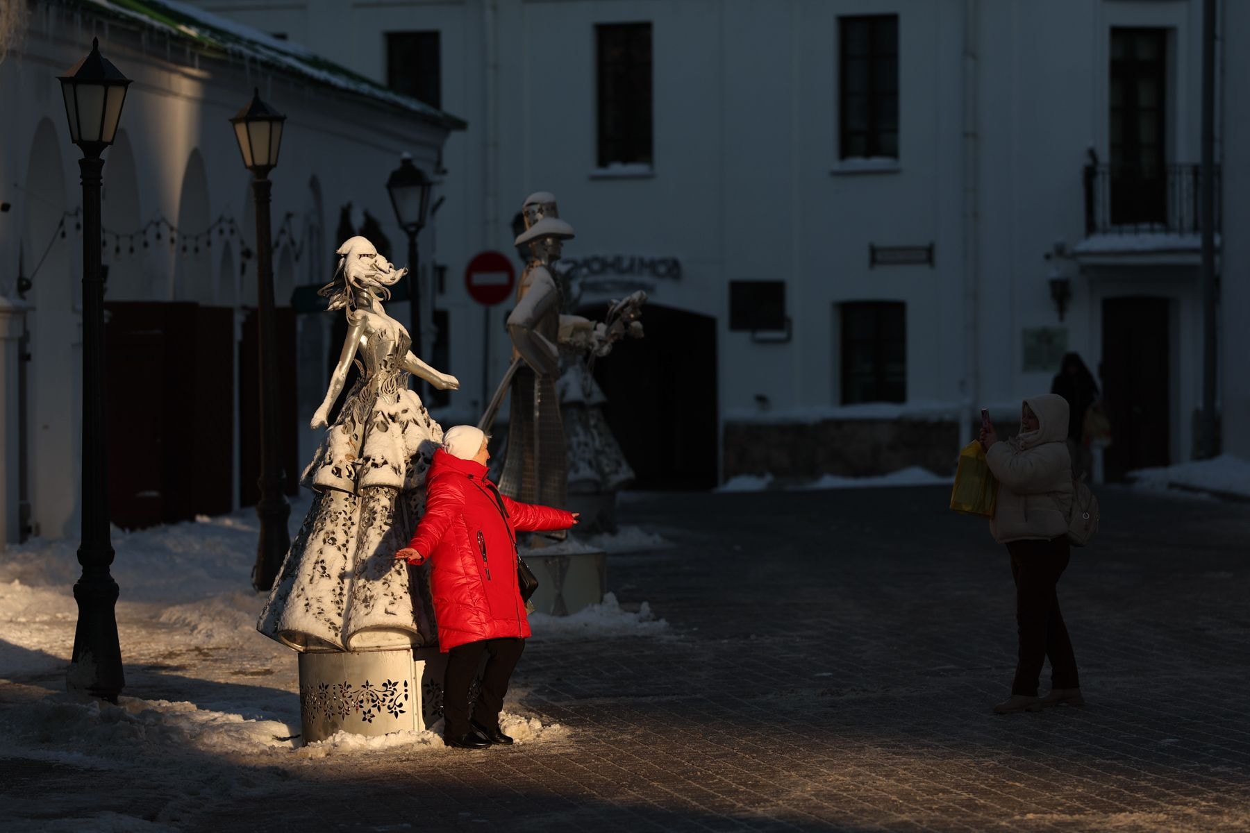 Женщина позирует