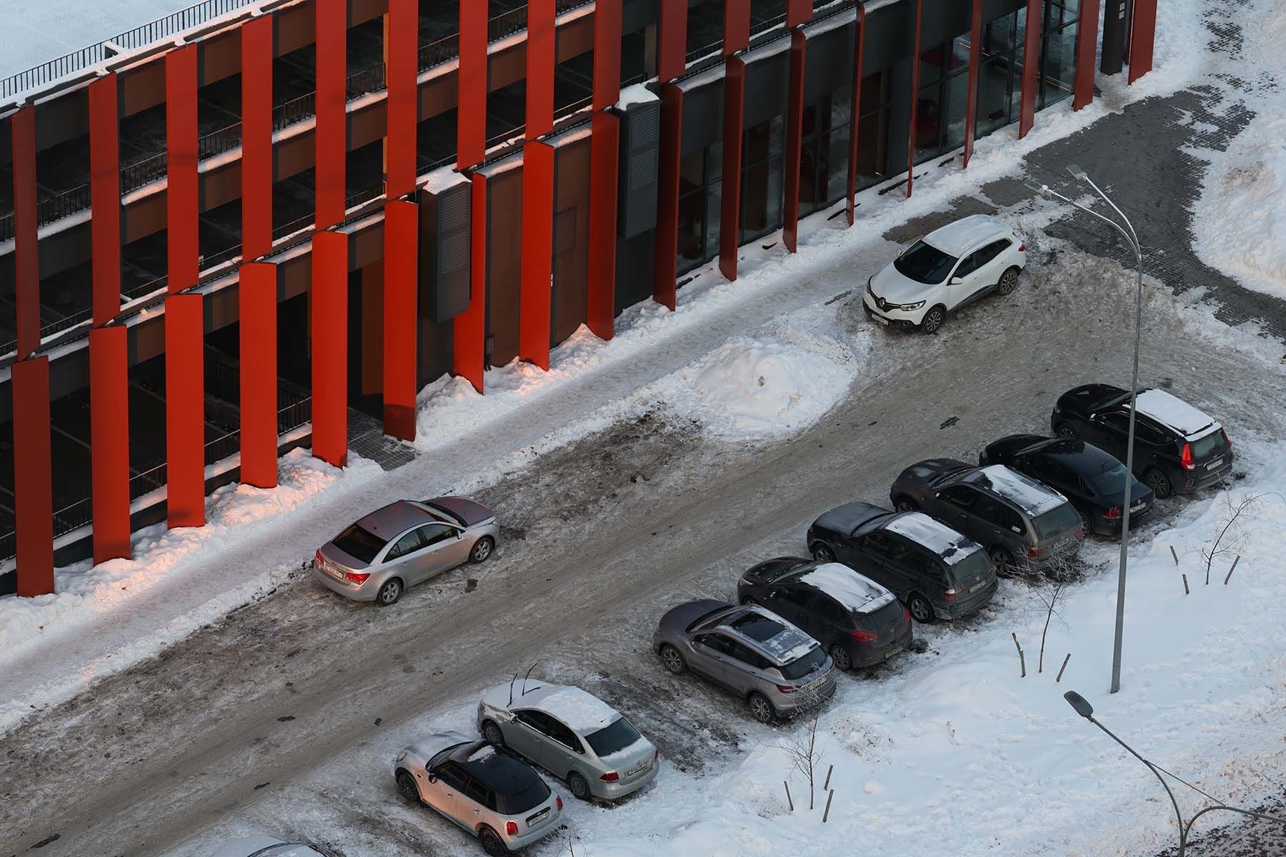 Машины на парковке стоянка двор авто 