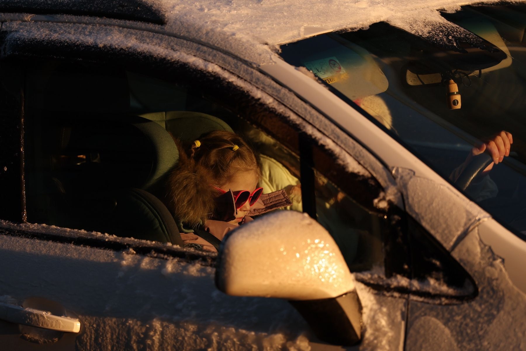 Девочка в солнцезащитных очках