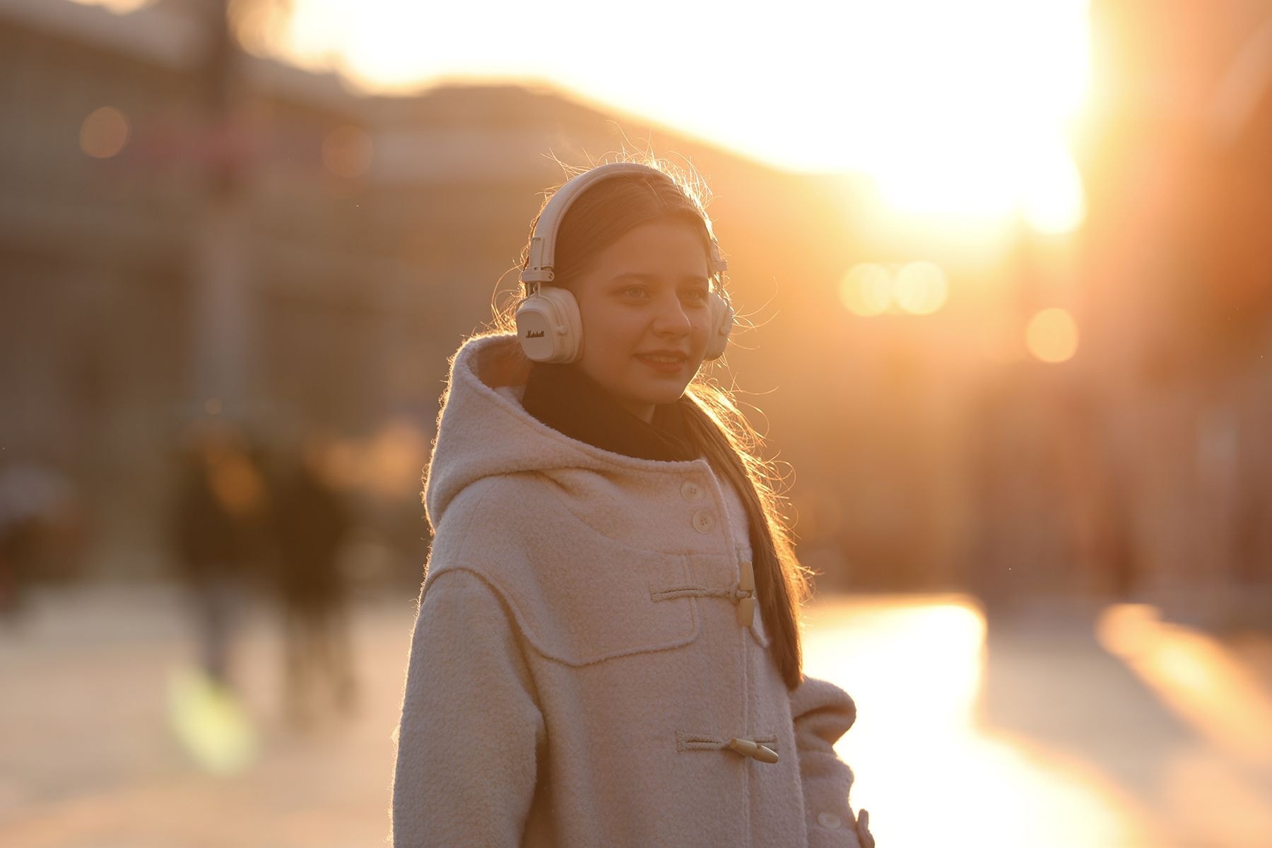 Девушка в наушниках