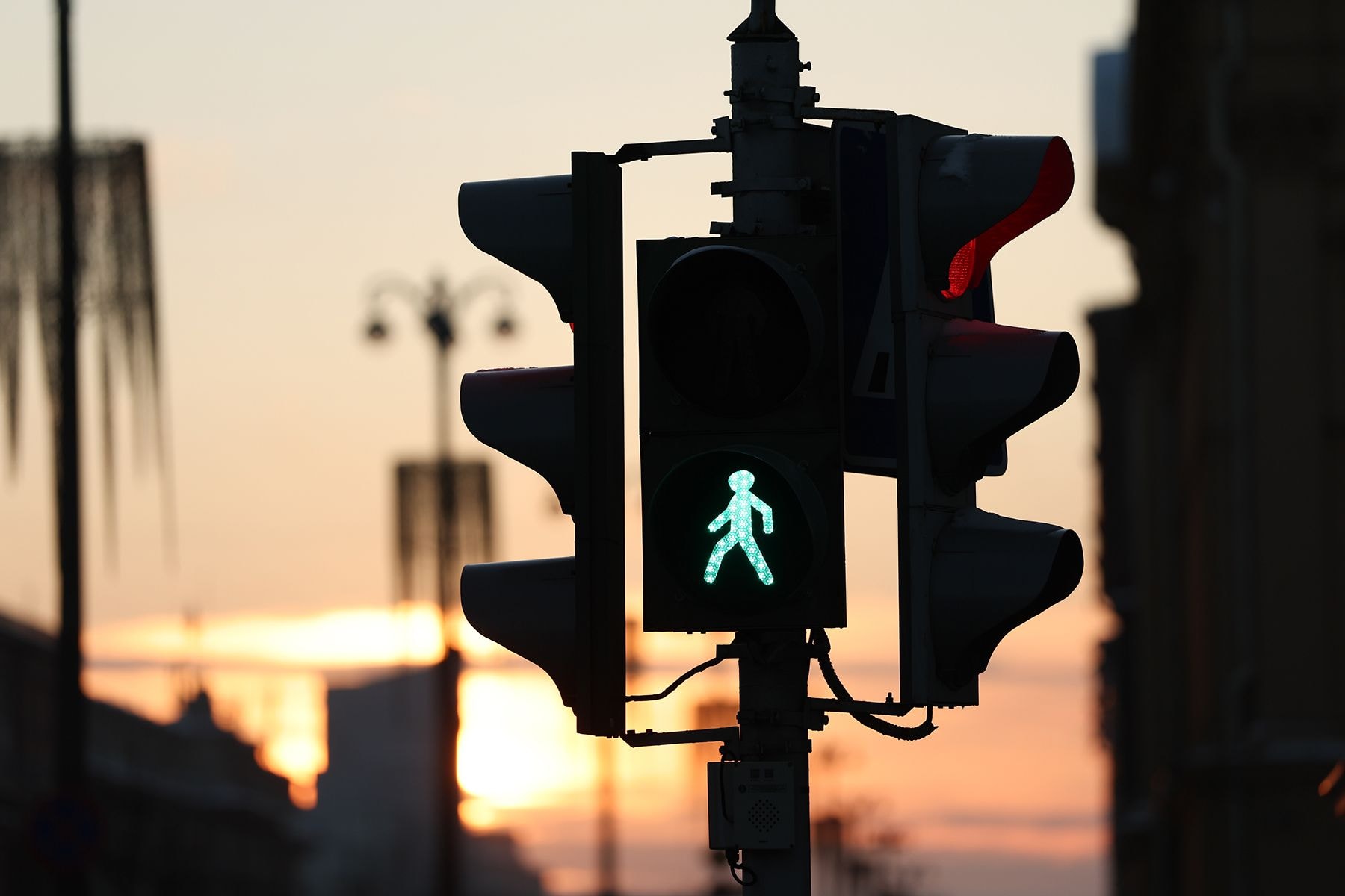 Зеленый сигнал светофора для пешеходов