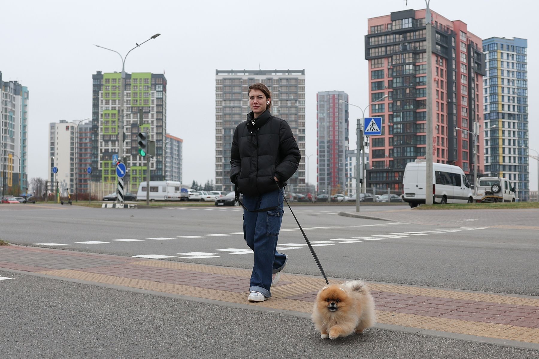 Девушка с собакой в "Минск-Мире"