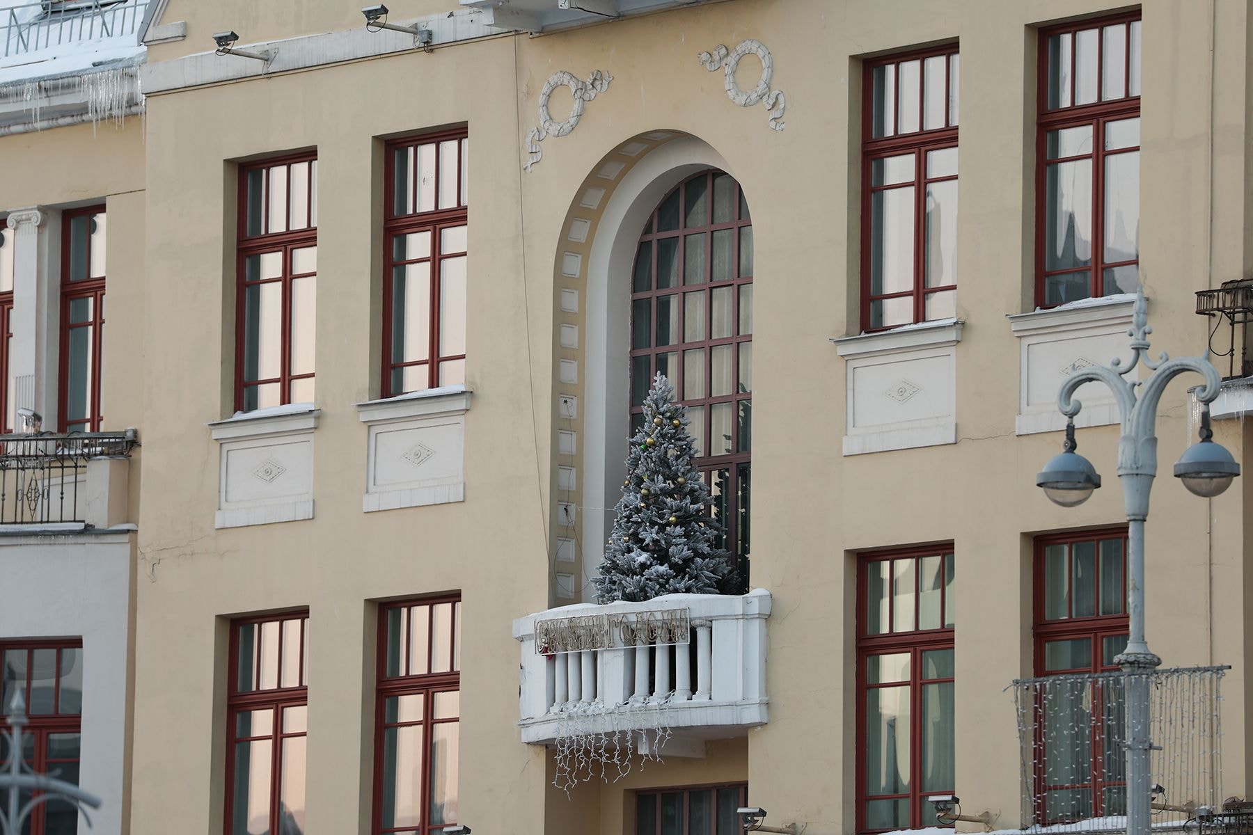 Елка на балконе в доме № 17 на улице Советской в Минске