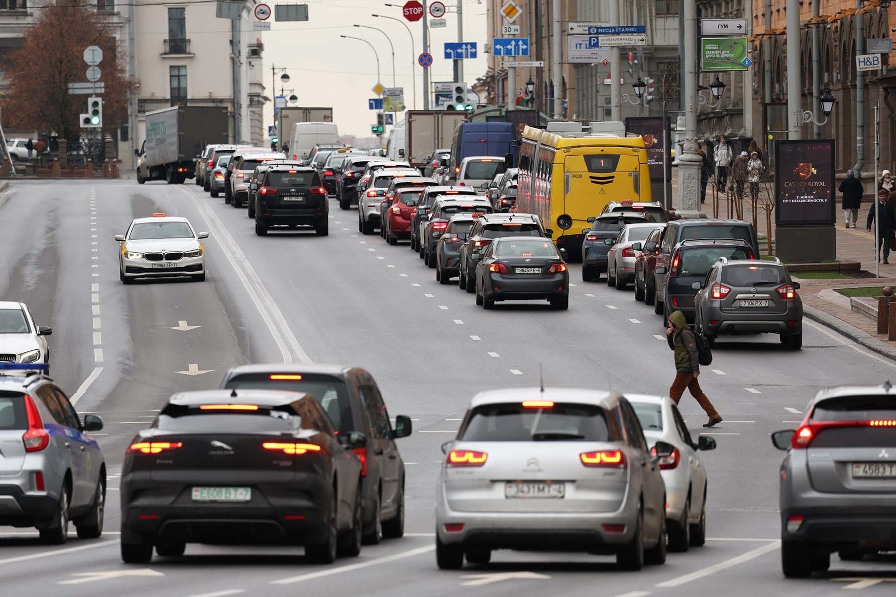 Машины в городе. © Павел Орловский, Times.by