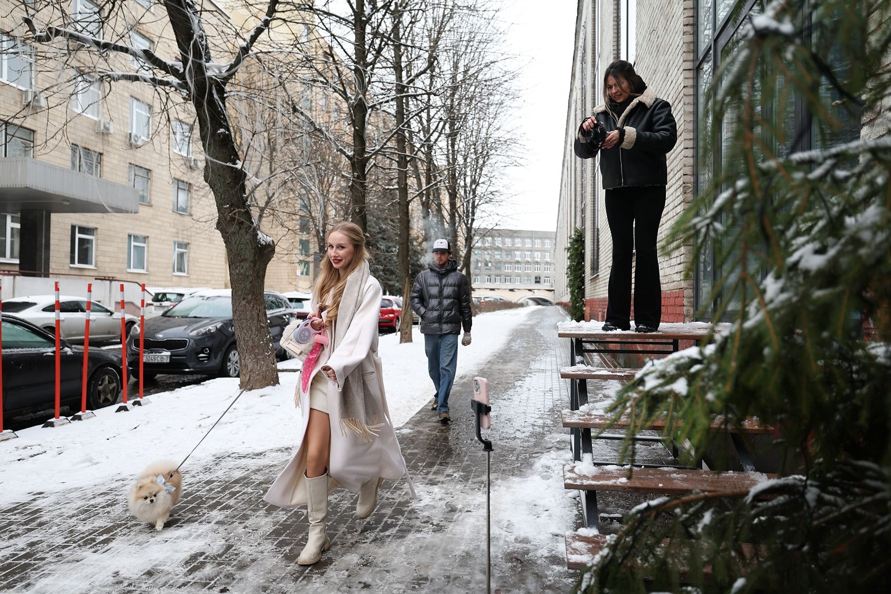 Девушка гуляет с собакой в Минске