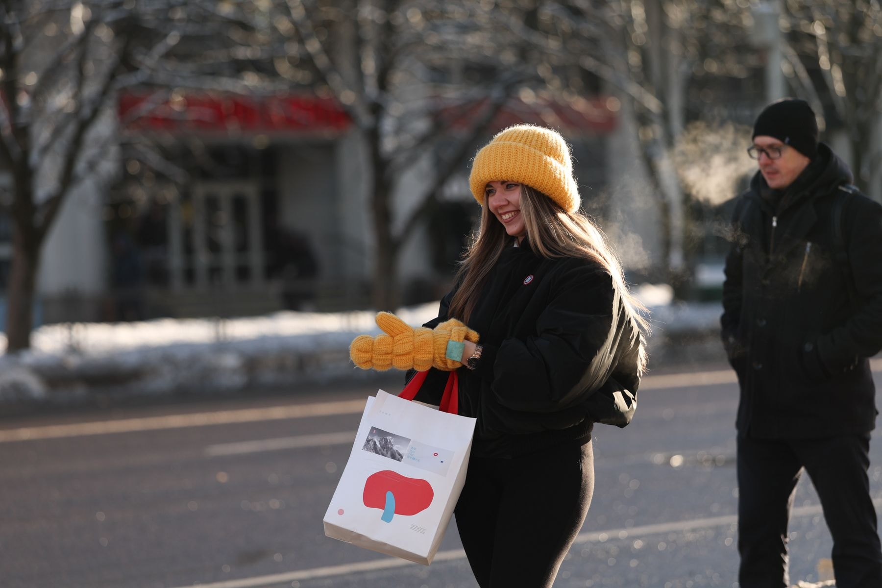Девушка в желтой шапке