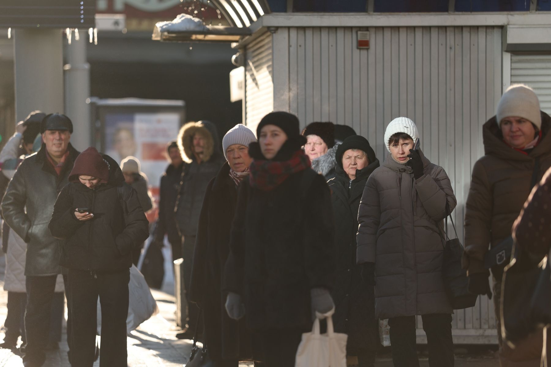 Люди на остановке