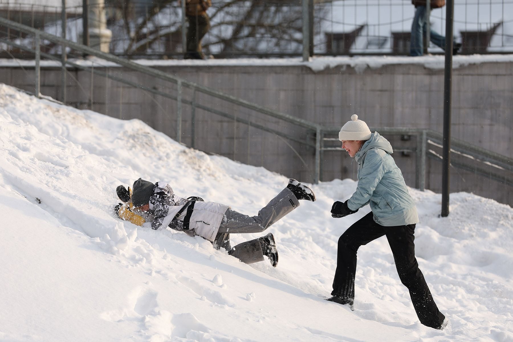 Мама с ребенком на горке